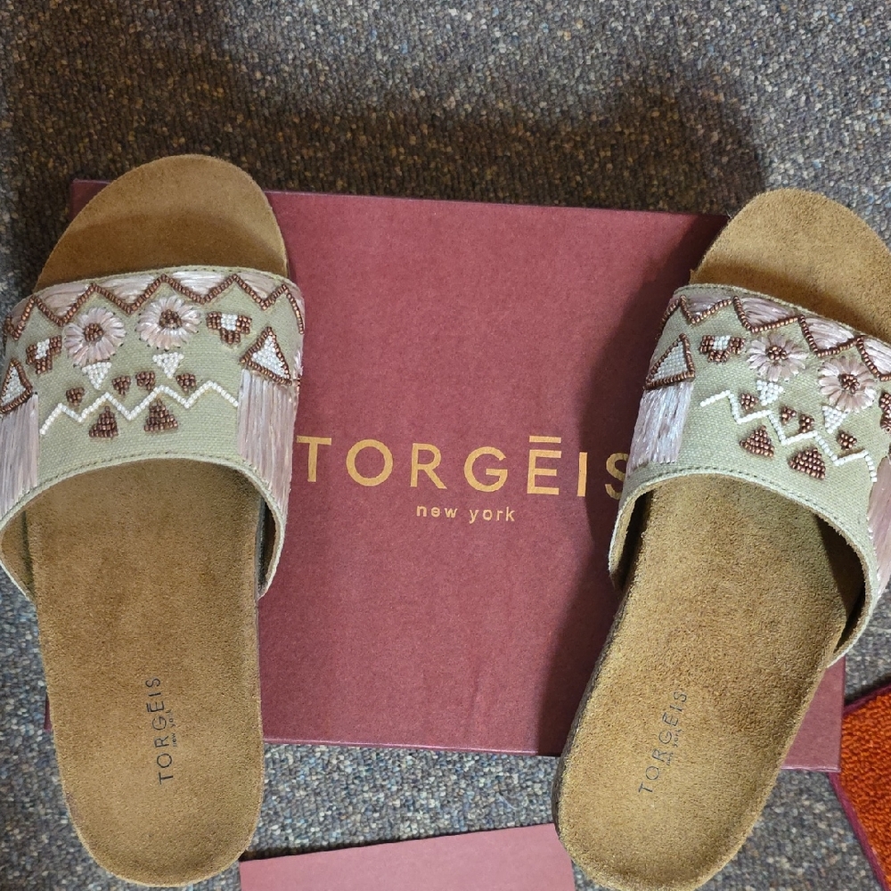 NWB** Torgēis Tan Beaded Slide Mules